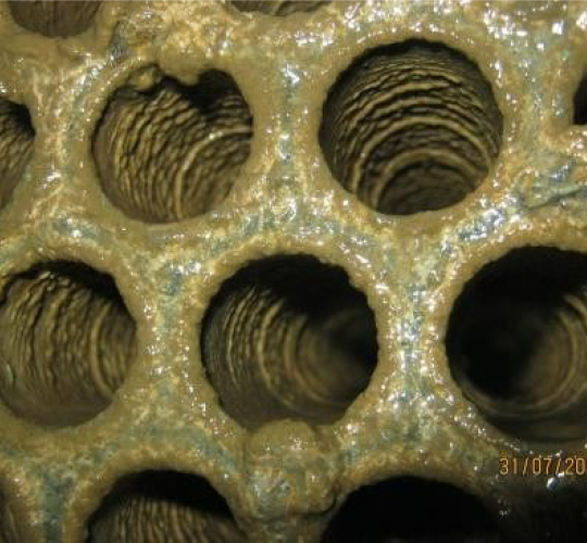 Condensador incrustado antes da lavagem química